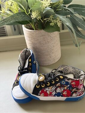 These Sonic the Hedgehog Kids High-Top Sneakers